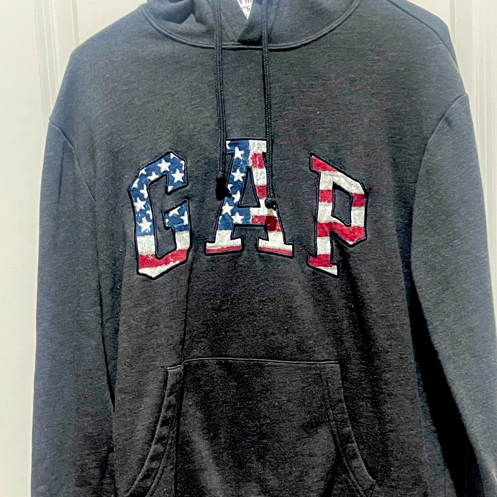 Gap hooded sweatshirt with American flag 🇺🇸 colors.